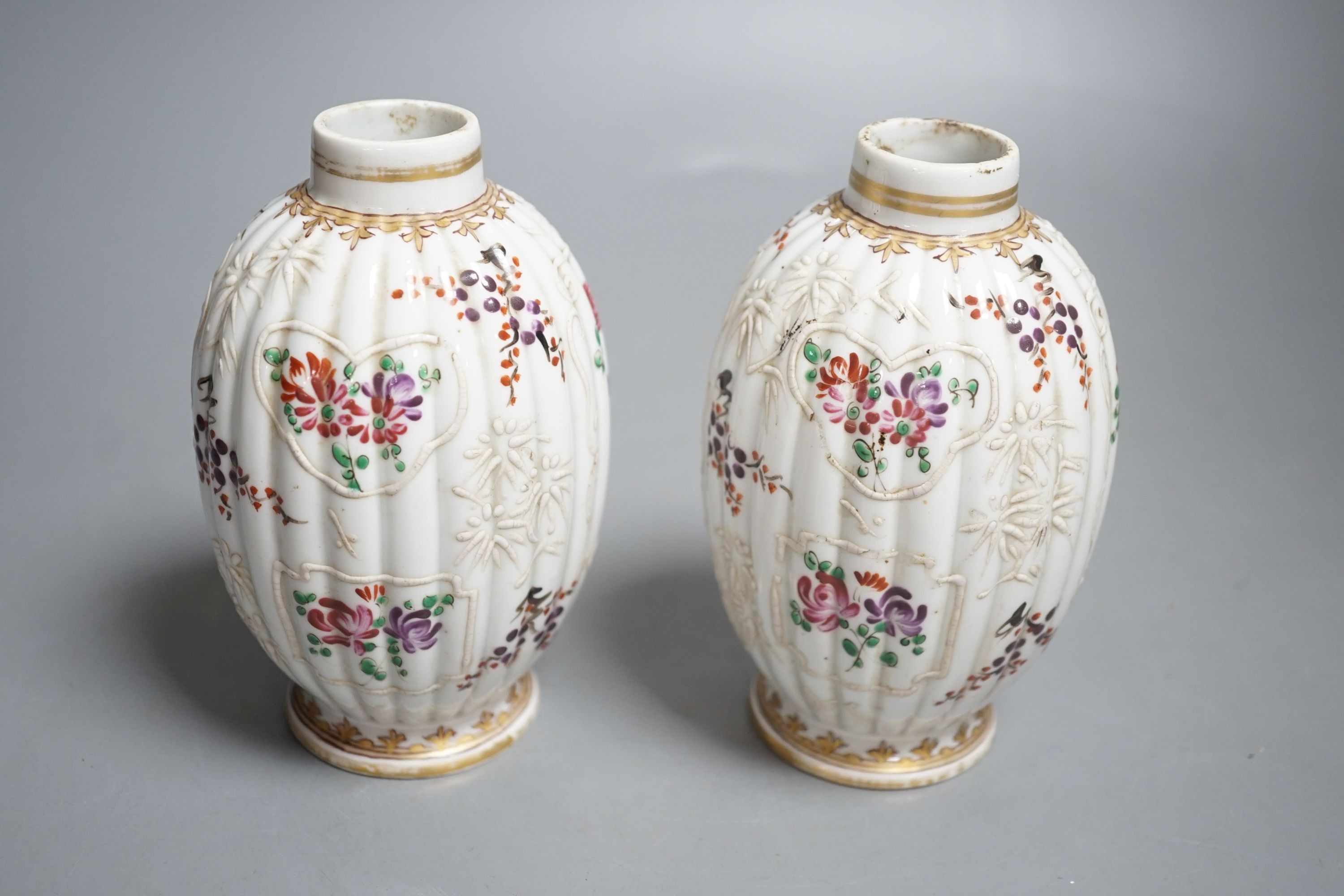 A pair of Paris porcelain Chinese armorial style porcelain tea caddies - 13.5cm tall